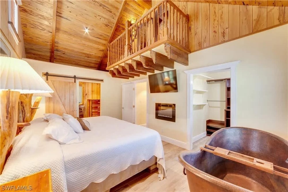 NEW Jungle Paradise Treehouse Suite With Resort Amenities Elevator Access Outdoor Kitchen Lagoon Lazy River Pool RV Hook up
