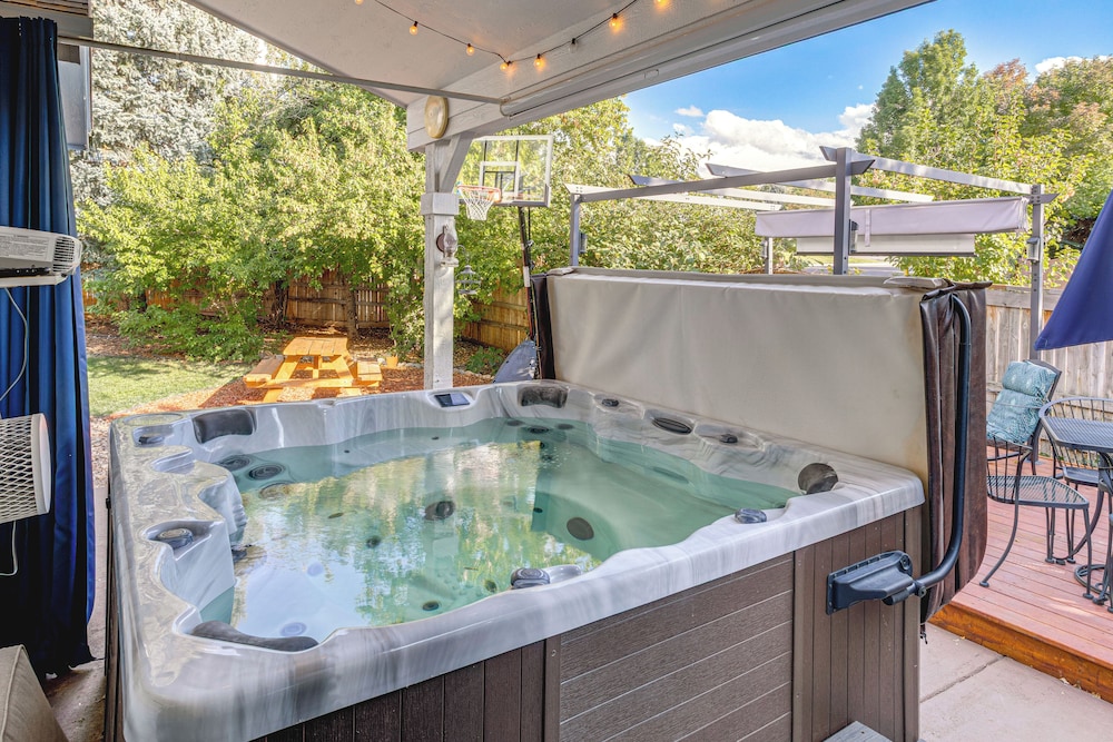 Private Hot Tub w/ Projector: Modern Aurora Home