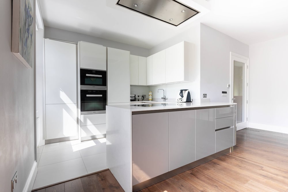 Bassett Road XII by Onefinestay