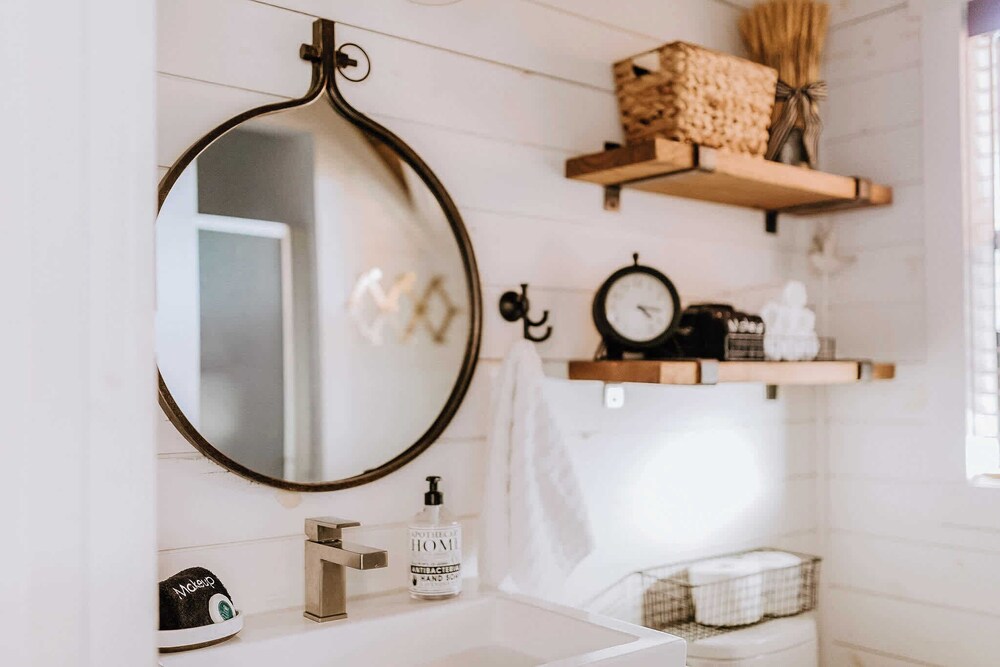 Sugarberry Farm Farmhouse! Firepit, Porch Swing