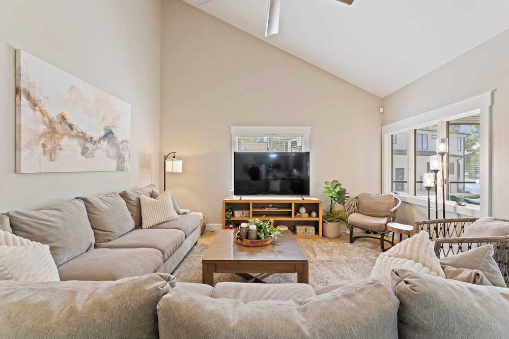 Lake Norman Waterfront Home w/ Covered Porch, Sunset Views & Easy Access to Dining, Shopping & Uptown Charlotte Adventures Sunsets on Shoreline