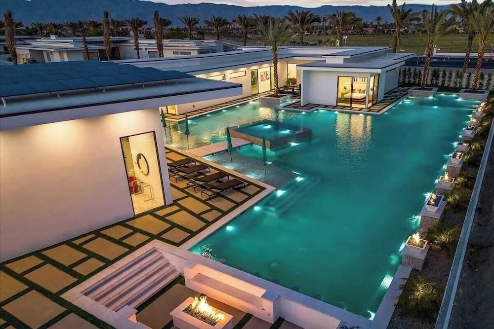 Sleeps 23 Luxury Villa w/ Pool, Hot Tub & Pickleball Court Bravo Villa 10