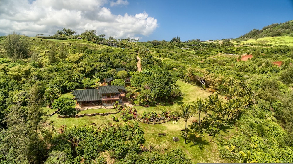 Sea Song in Kilauea With 4 Bedrooms and 6 Bathrooms