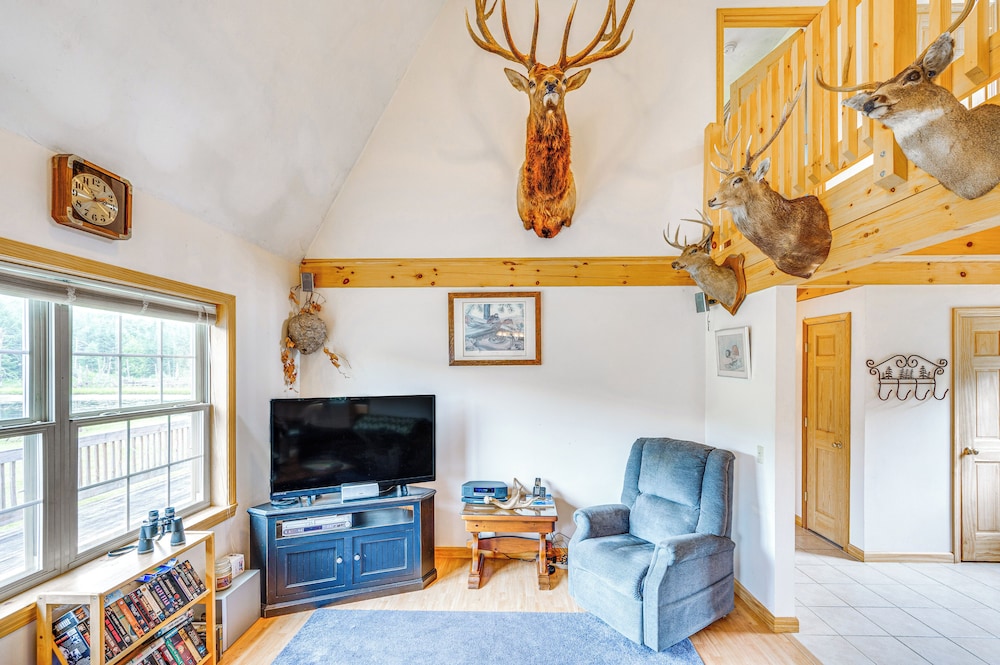 5 Mi to Jay Peak Resort: Cabin w/ Pond Access!