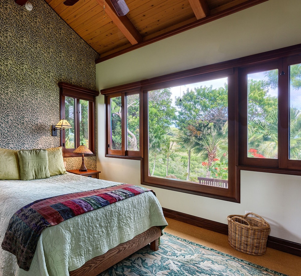 Sea Song in Kilauea With 4 Bedrooms and 6 Bathrooms