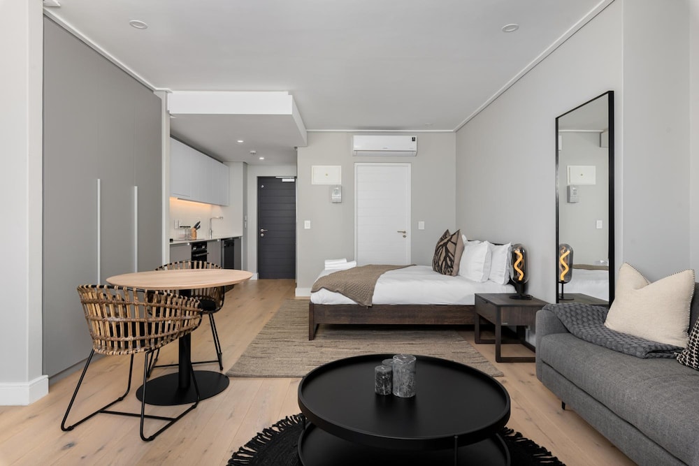 Modern Studio w Views in Cape Town Bantry Condo