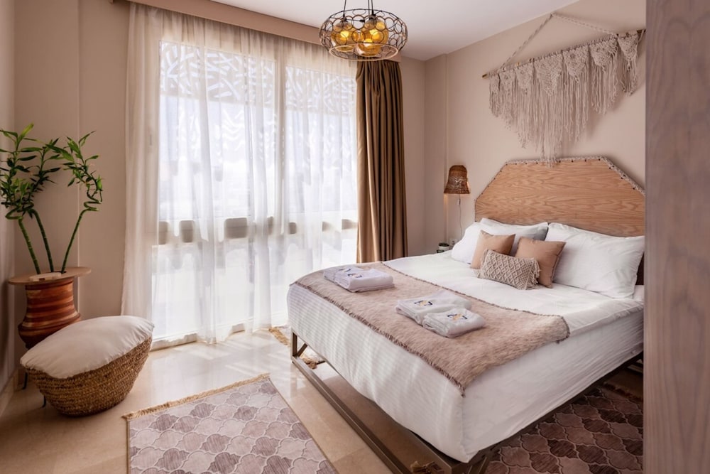 Xuru Stays I Exotic 1bdr w/ Outdoor Terrace Pool & Beach Access