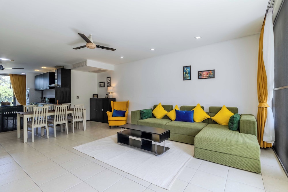 2BR Pool View Short Walk to Beach C254
