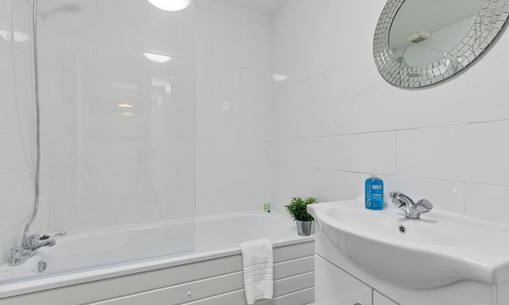 Seabright Townhouse- Super Stylish House- Parking for one Car- Sleeps up to 12 view 4