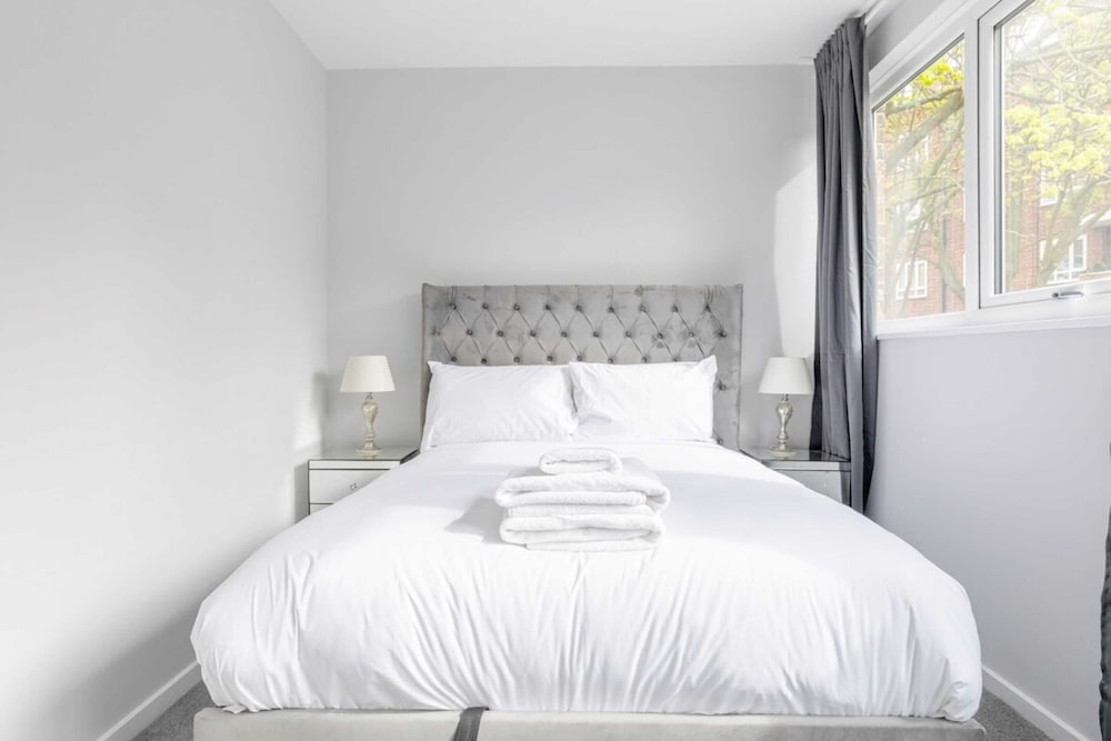 Newly Renovated 3BD Home, Islington!