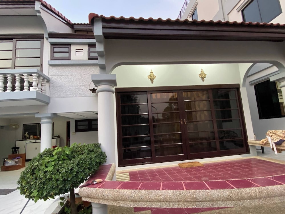 Beautiful 2 Story Newly Renovated Bungalow House