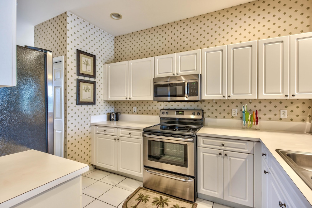 Solterra Vacation Rental: Luxury 3-BR Condo with Lake & Golf Views. Access to Luxury Pool, Hot Tub, and Golf Courses at Lely Resort. Close to Naples Beache