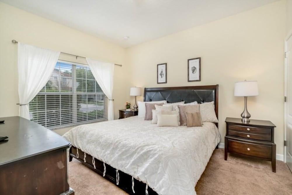 8944cuban 4 Bedroom Townhouse by RedAwning view 3