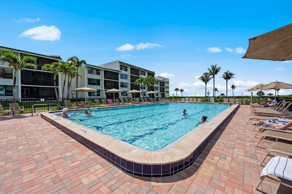 Loggerhead Cay 302 w Bikes Pool on Beach