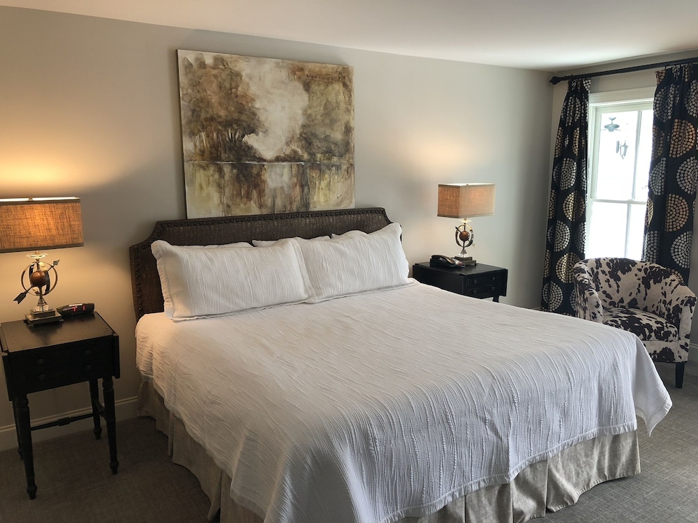 Carriage House Inn