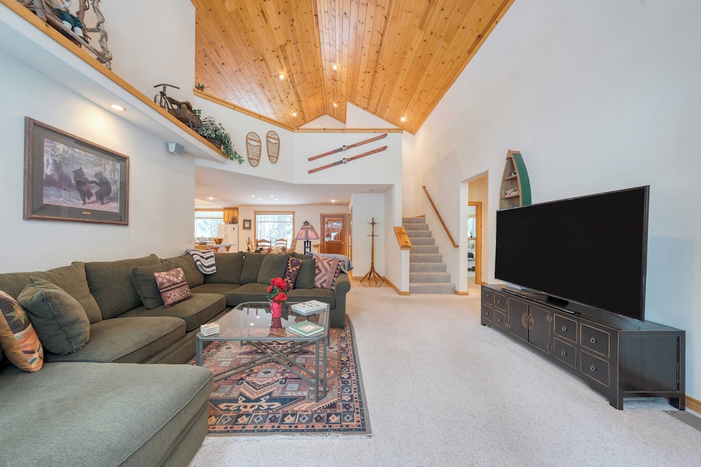 Pinewood Lodge by Avantstay Cozy Cabin Near Ski Resorts & Hiking