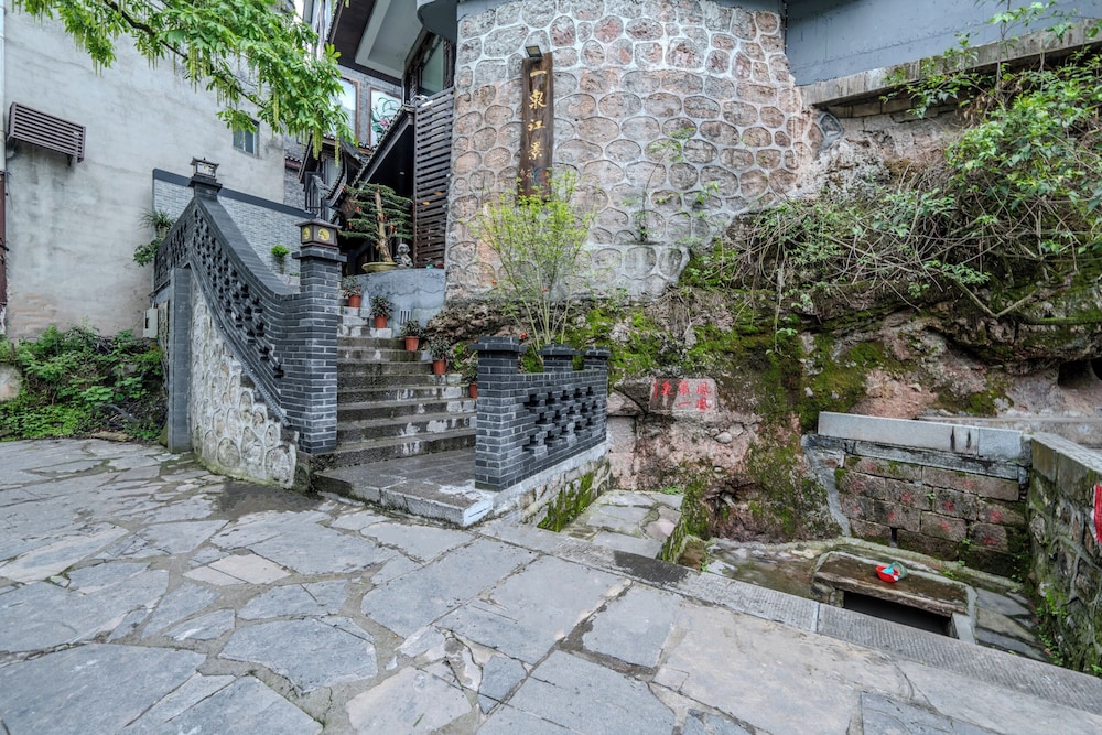 Fenghuang Yiquan River View B&B