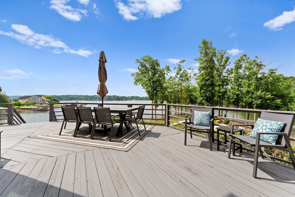Paradise Pointe by Avantstay Lakefront Views Playset