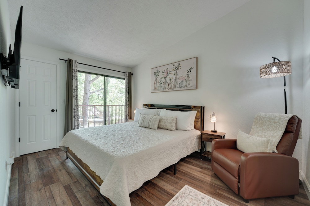 3 Mi to Table Rock Lake: Cozy Cabin in the Woods!