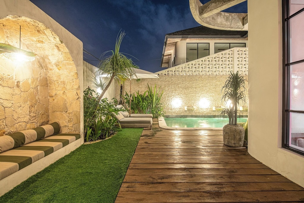 Chic 4-br Villa in Central Seminyak, Beach 5 Mins