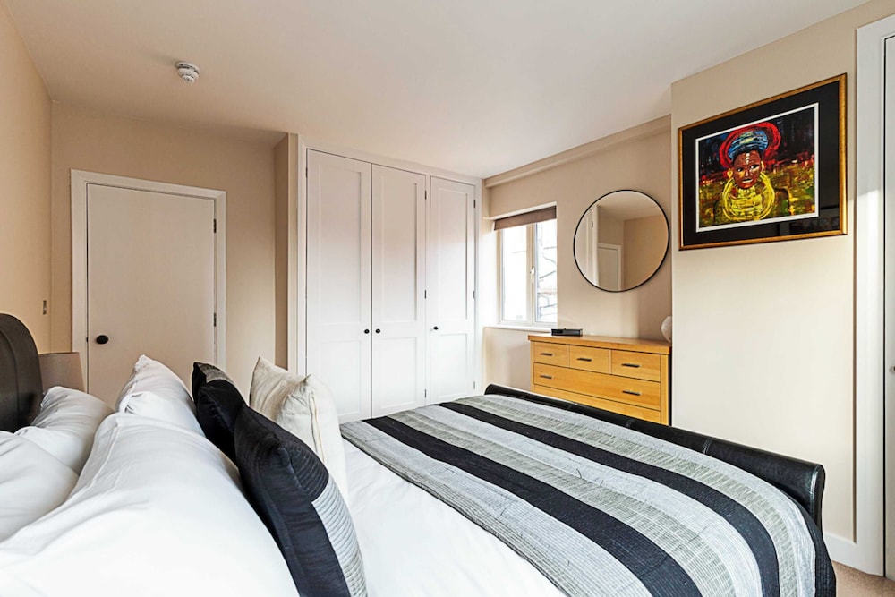 Beautiful Two Bedroom Abode Near Baker Street