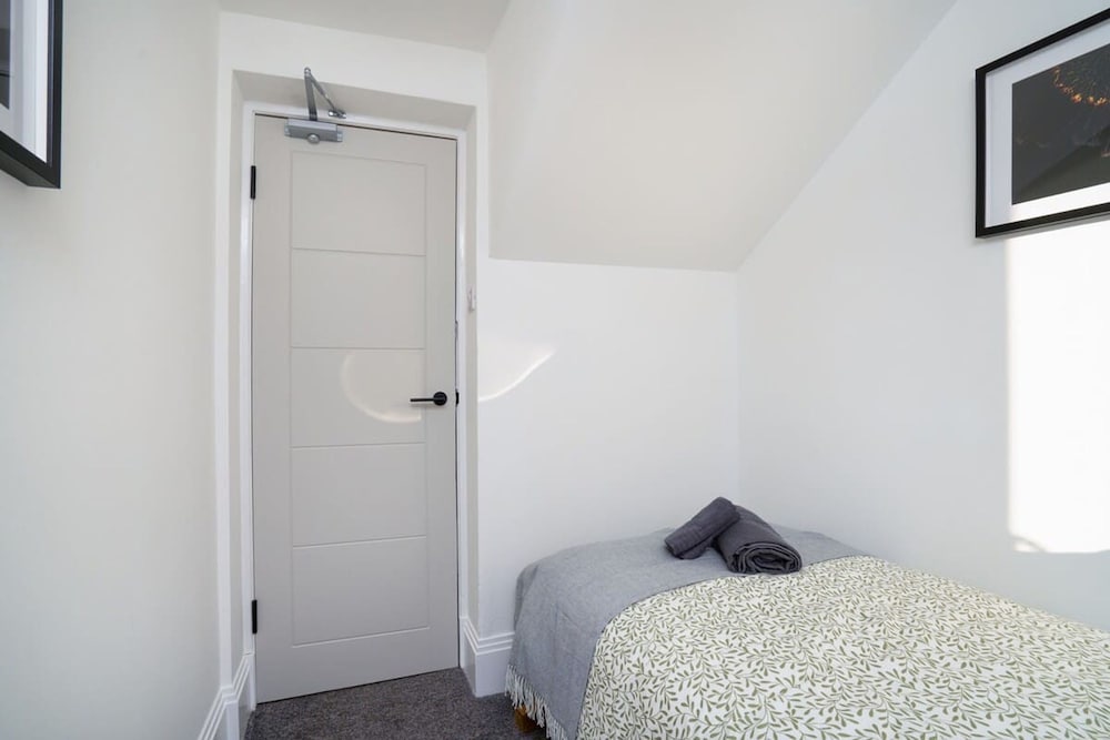Modern 5 Bed-2 Bath Apartment