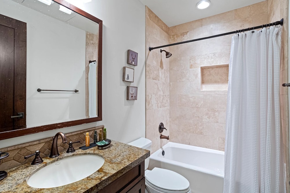 Arrowleaf Lodge at Deer Valley Resort - Three Bedroom Residence #203 3 Condo