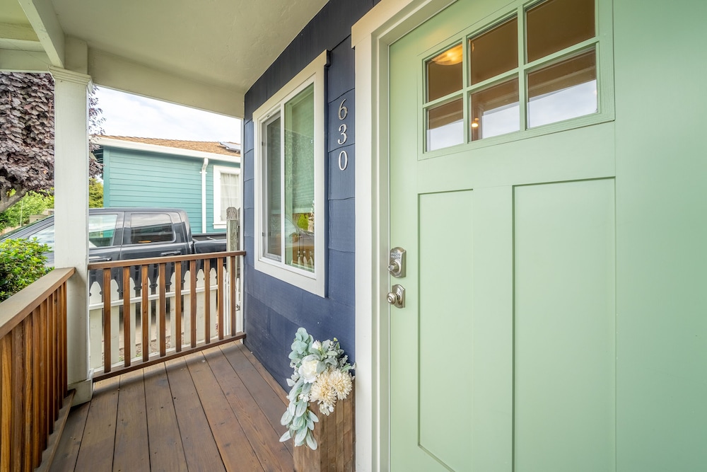 Charming 2 BDR Seaside Cottage 5 Min to Beach! view 3