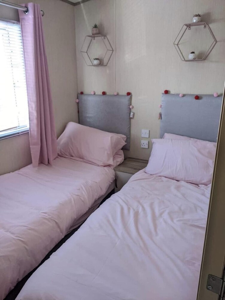 Immaculate Sen Friendly 3-bed Caravan in Porthcawl view 4