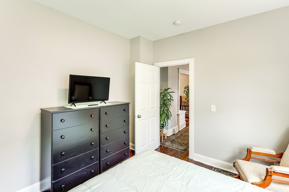 4 Mi to Dtwn Omaha: Spacious Home w/ Fenced Yard!