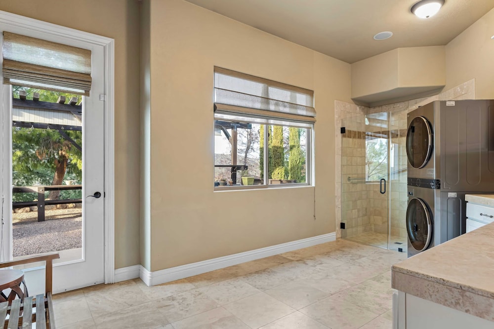 Hilltop Estate w/ Pool, Hot Tub, Fire Pit, Views Cleveland Vista by Avantstay