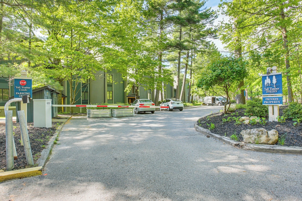 Glen Arbor Riverfront Retreat: Steps to Beach!