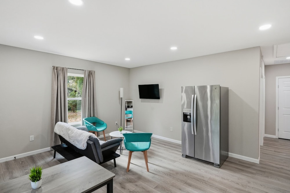 Cozy 3BR Suite Insuite Laundry Min to Downtown