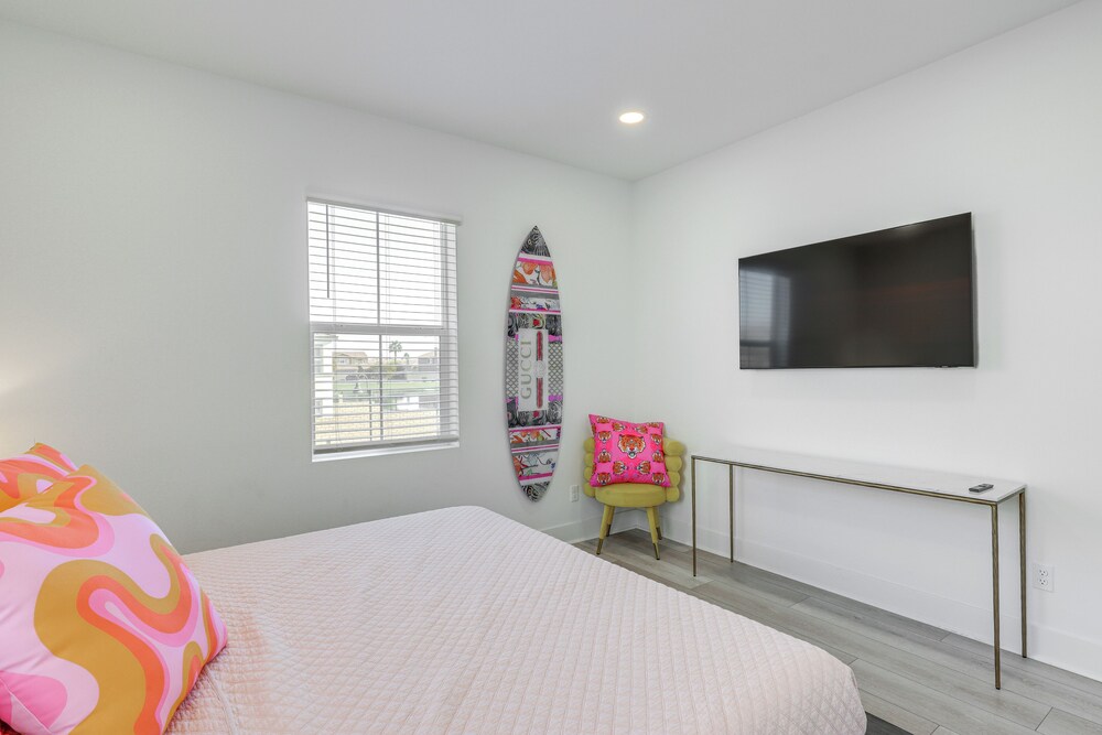 Luxe Indio Lake House 7 Mi to Coachella!