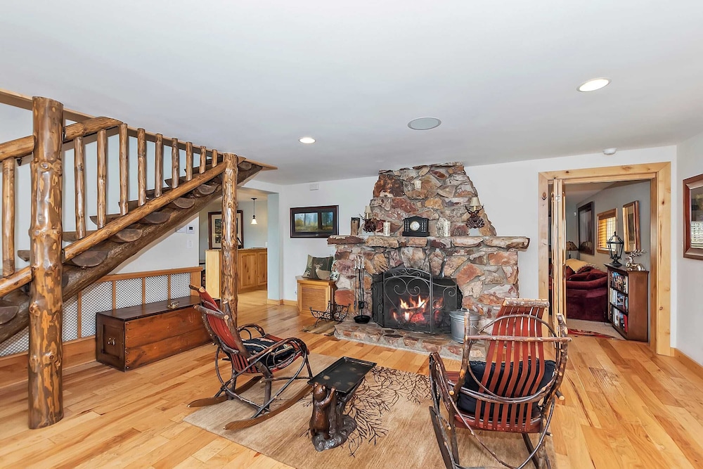 2 Lakefront Homes by Avantstay Sleeps 23, Private Dock+beach, Hot Tub, Fire Pit, Deck Views