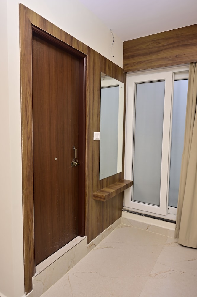Hotel Noble Nook 100 ft. Road Indiranagar