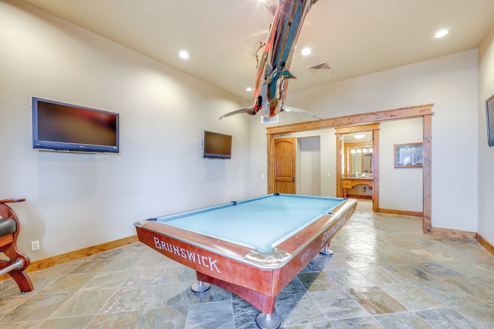 Hot Tub + Views: Luxe Mountain Escape in Yucaipa