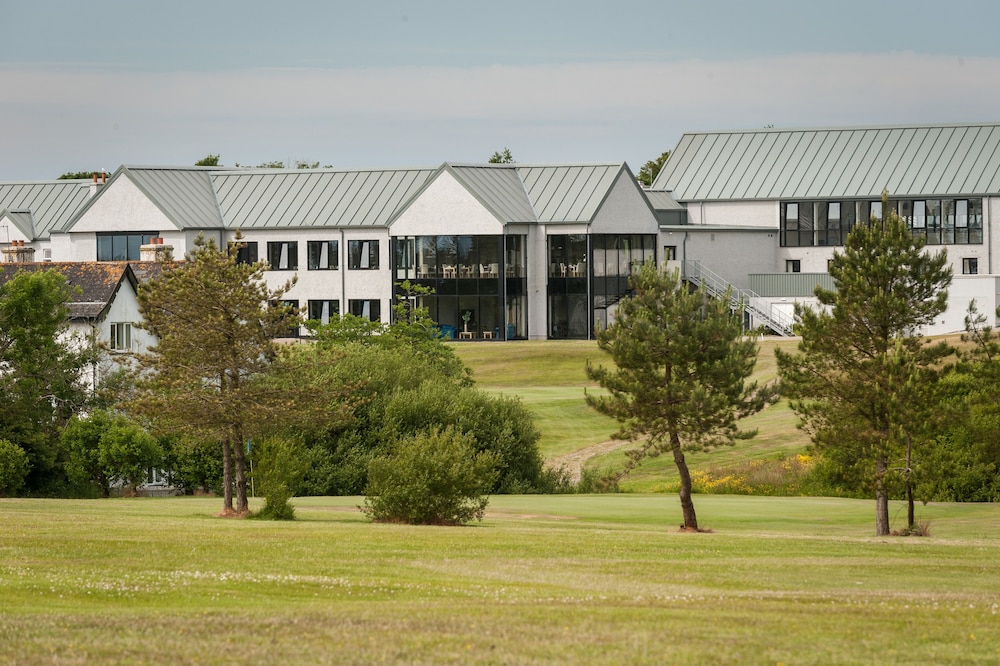 COMIS Hotel & Golf Resort