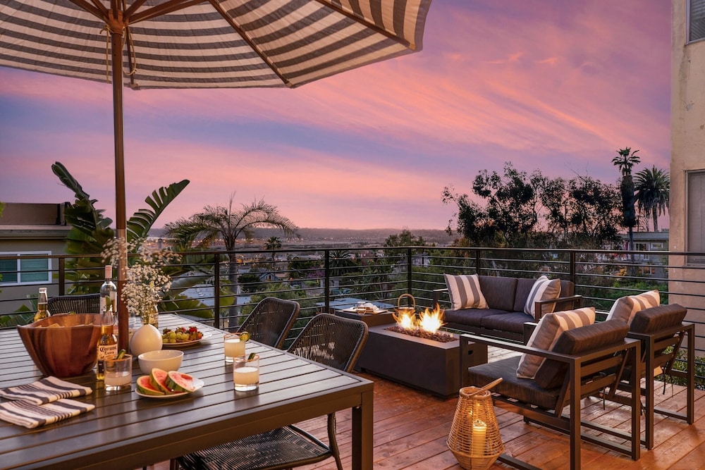 Avalon 2 Unit Buyout Avantstay Mins to Gaslampbeautiful Deck w/ BBQ view 2