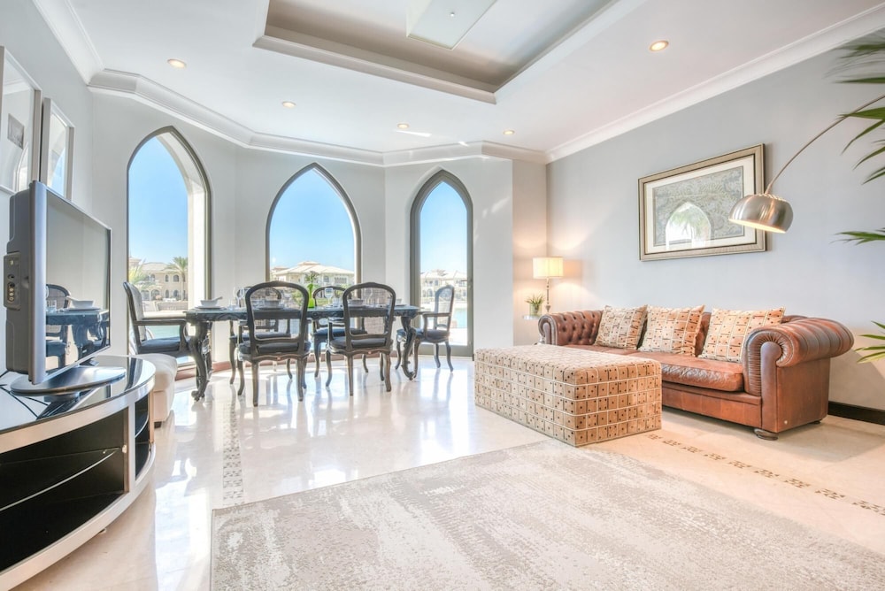 Glamourous Beachfront Villa on The Palm w Pool