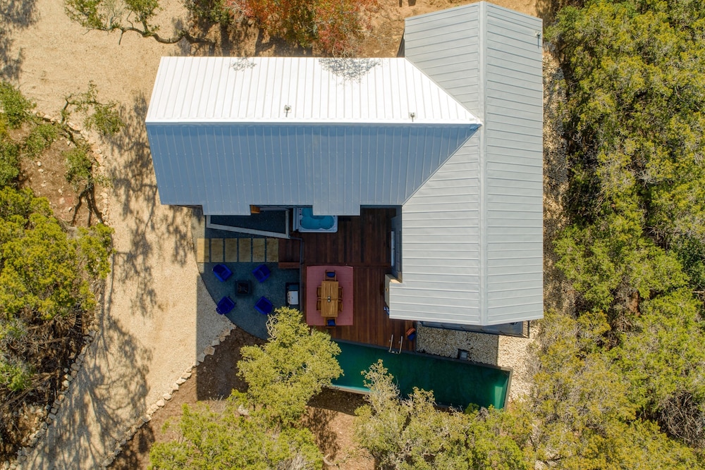 Pool, Hot Tub, Game Room, Fire Pit Luxe & Private 4bdr Maverick by Avantstay view 3