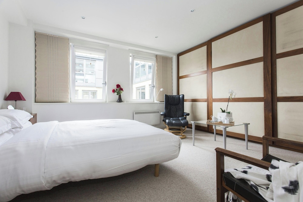 Lambs Conduit Street by Onefinestay