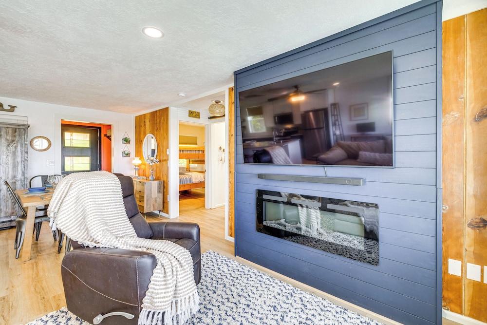 Walk to Winema Road Beach: Home w/ Hot Tub!
