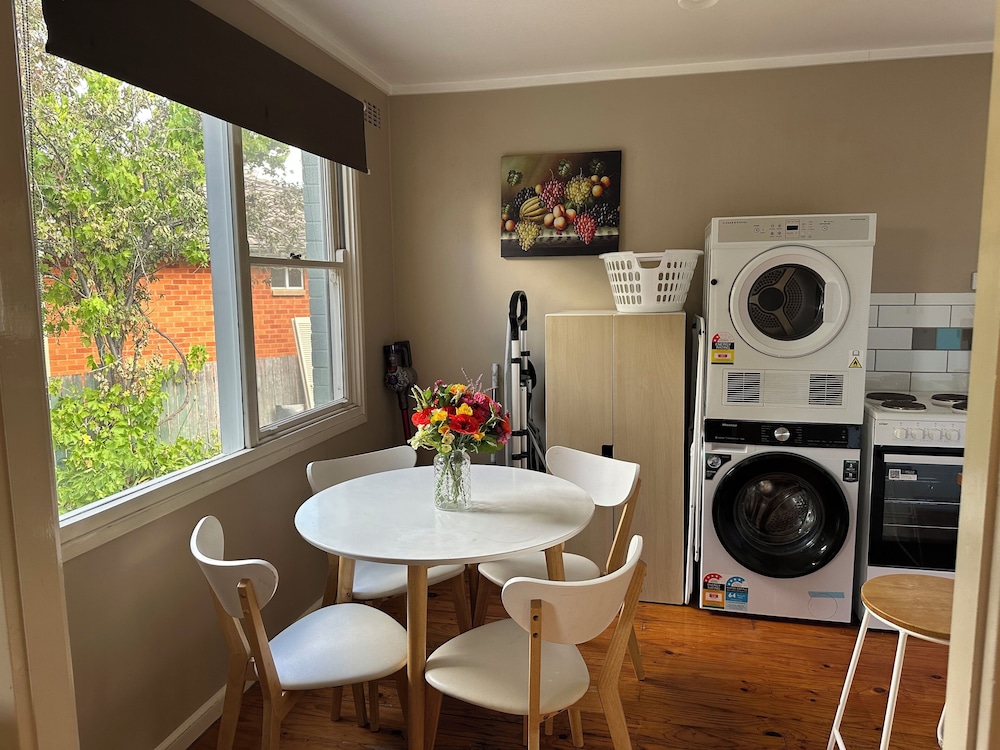 Charming 3 Bedroom Home in Garran, Perfect for Families and Groups