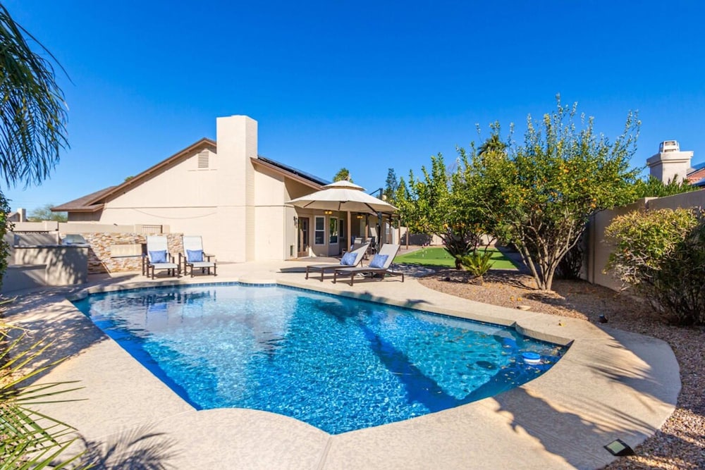 Modern Family Retreat - Pool Spa Firepit Putt Grn