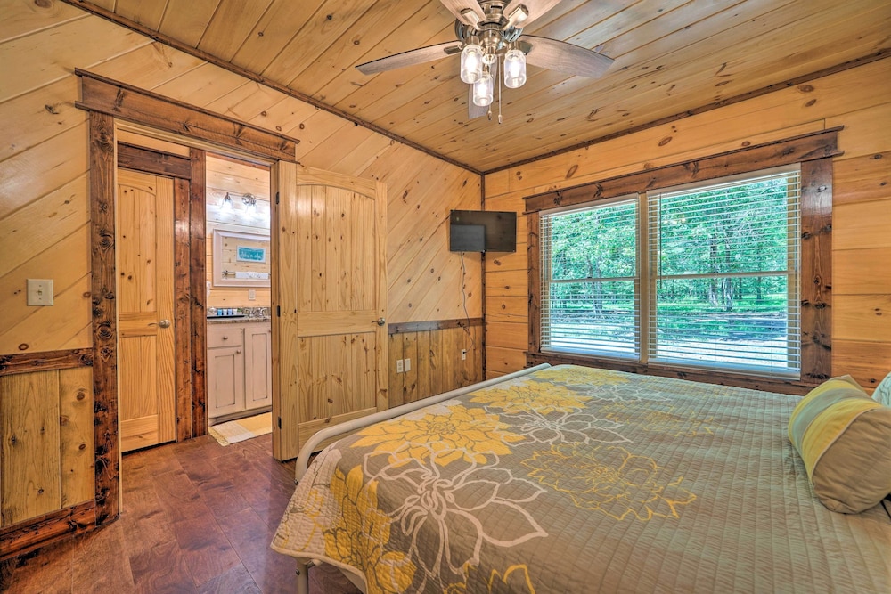 'falling Star' Eagletown Cabin w/ Hot Tub: Pets OK view 4
