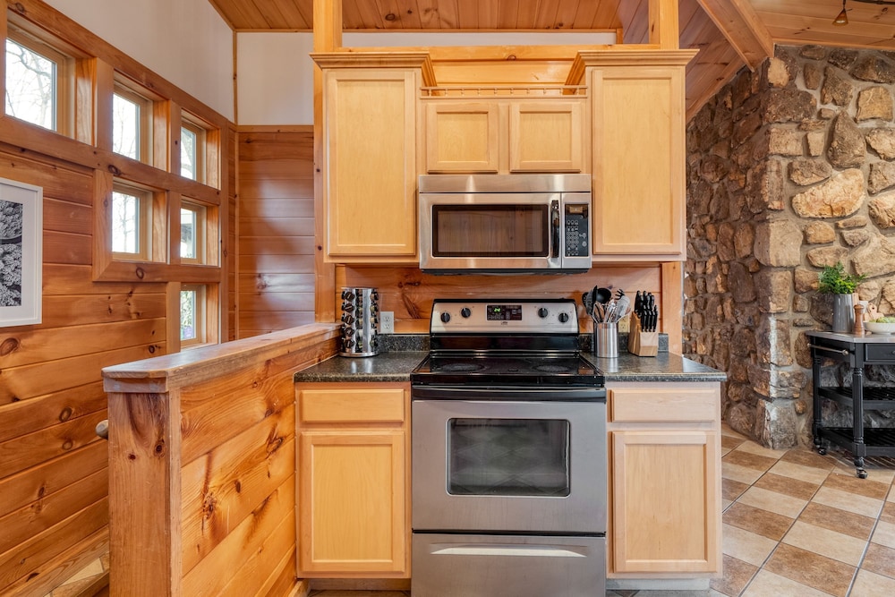 Chestnut by Avantstay Mountain Cabin w Treetop Views Hot Tub Game Room