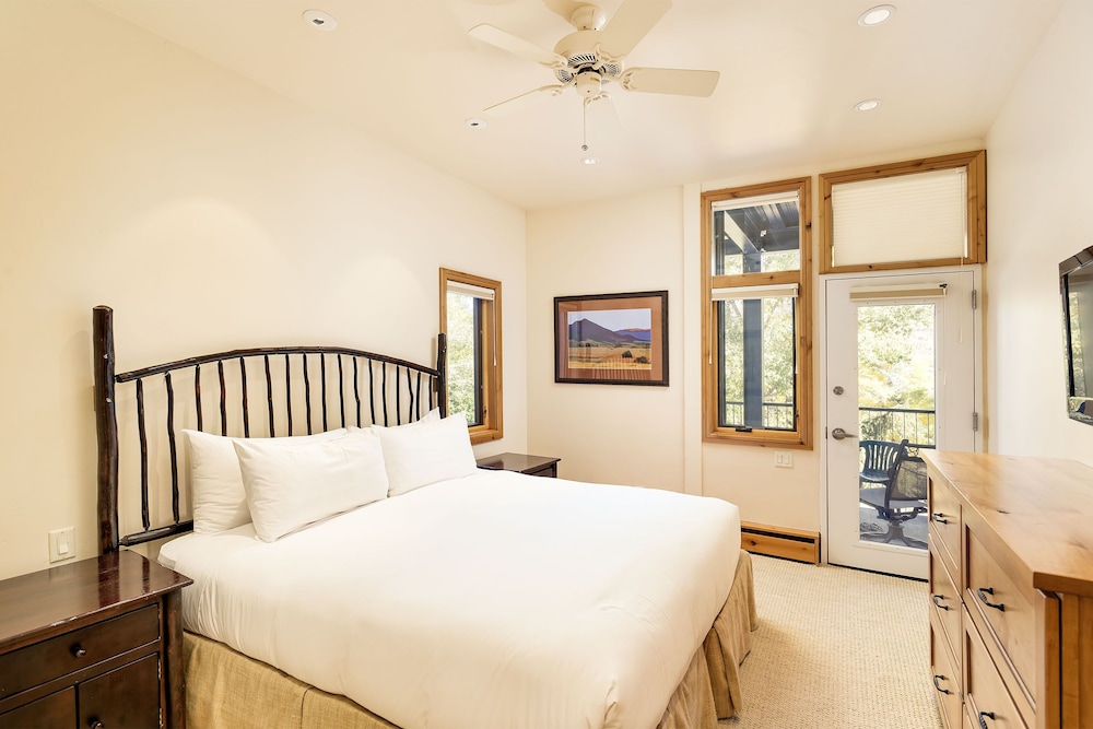 Fifth Avenue Condominiums by Frias