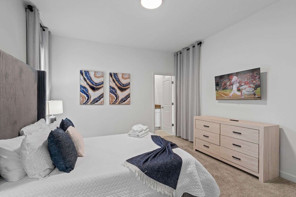 Chic Spacious 5BR Retreat Near Disney