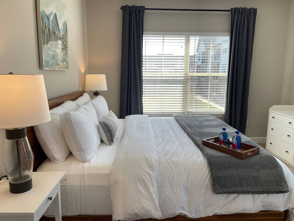 2BR Water Views W D Walkable Pool Gym